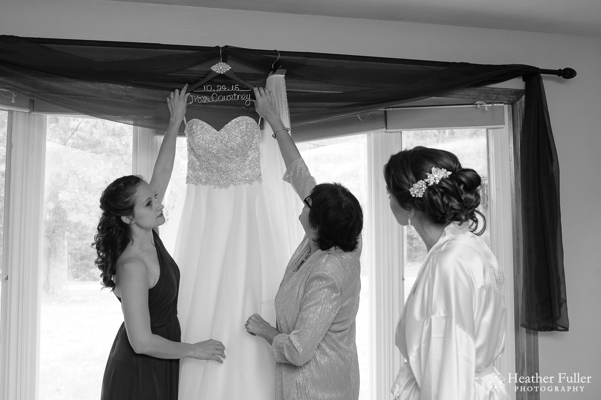heather_fuller_Photography_Zukas_hilltop_barn_wedding_bride_dress_getting_ready